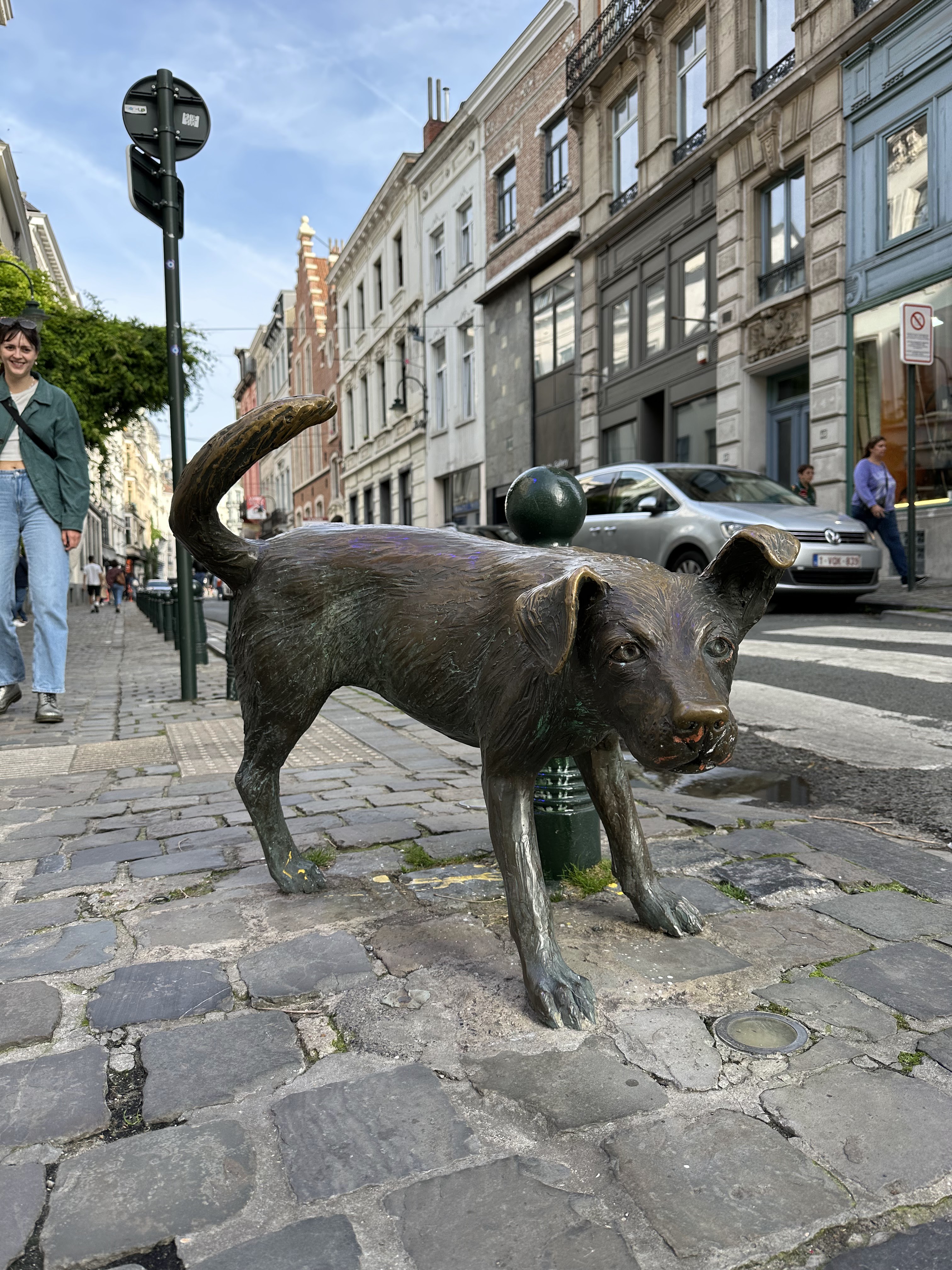 Scène de rue rue des Chartreux avec Het Zinneke à Bruxelles