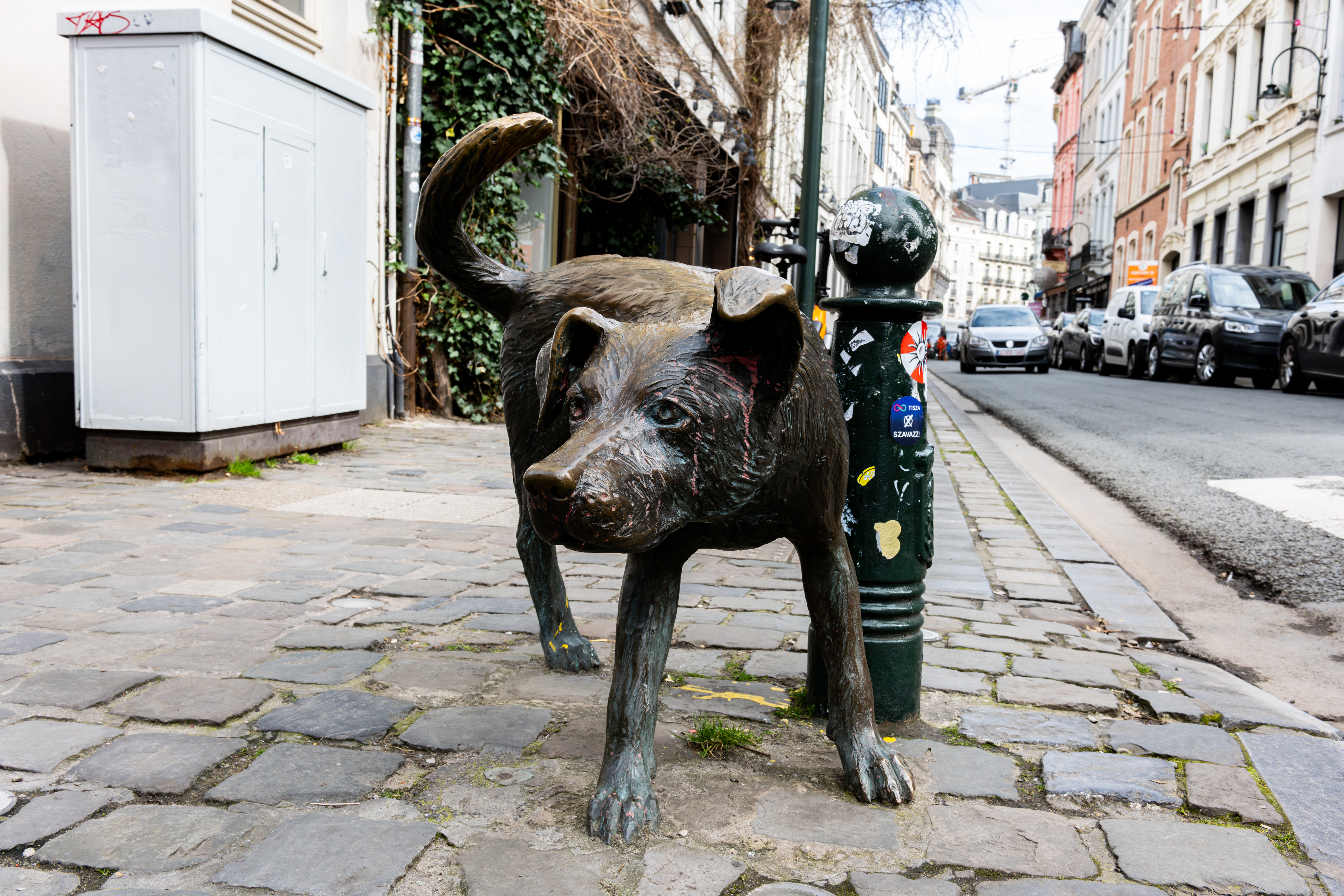 Het Zinneke (Zinneke Pis), statue de bronze représentant un chien qui fait pipi, rue des Chartreux à Bruxelles